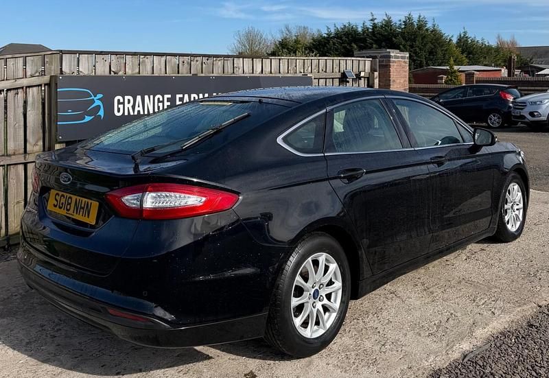 Usado Ford Mondeo Zetec 150 HP (110 kW) 2018 Preto Citadino