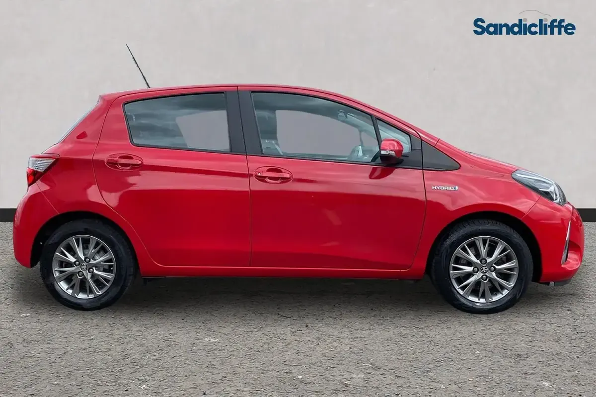 Used Toyota Yaris 100 HP (73 kW) 2020 Red Hatchback