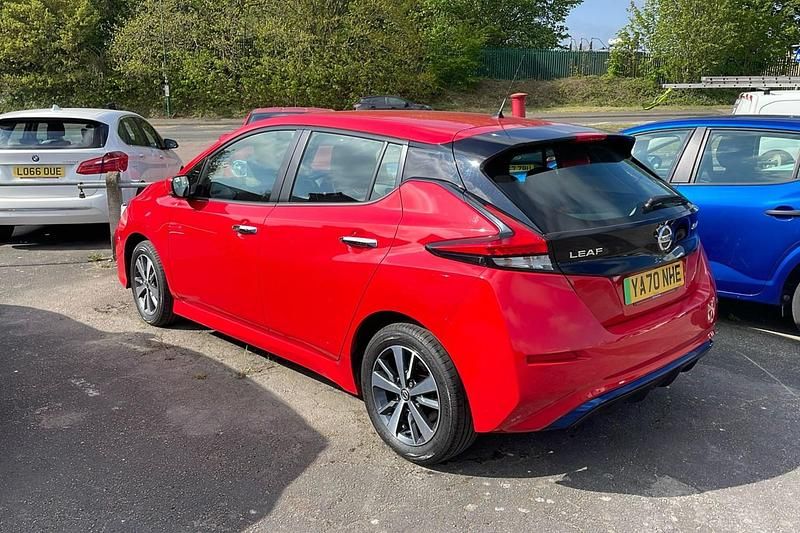 Begagnad Nissan Leaf Acenta 110 kW (150 HK) 2020 Röd Halvkombi