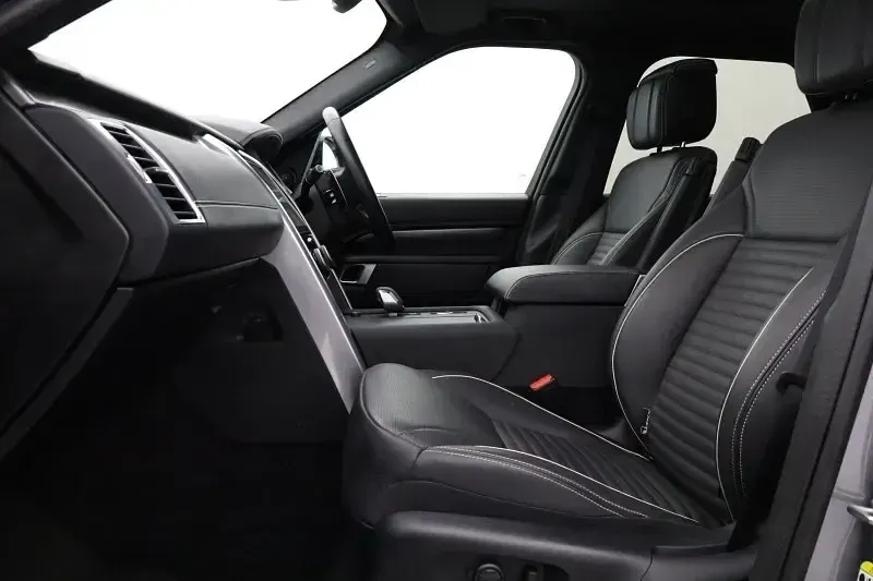 Used Land Rover Discovery 300 HP (220 kW) 2024 Grey SUV