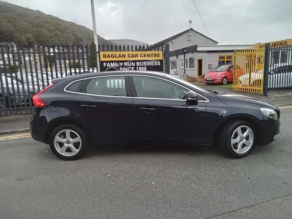 Used Volvo V40 SE 122 HP (89 kW) 2015 Blue Hatchback