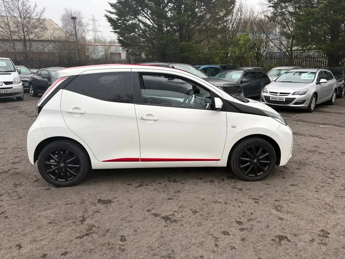 Second-hand Toyota Aygo x-press 2018 Alb Hatchback