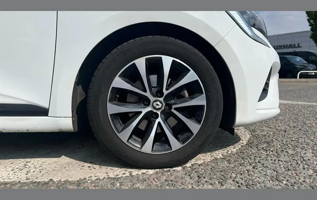 Used Renault Clio Iconic 138 HP (101 kW) 2022 White Hatchback