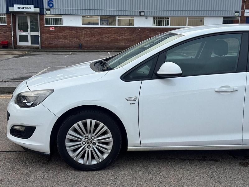 Begagnad Vauxhall Astra 2013 Vit Halvkombi