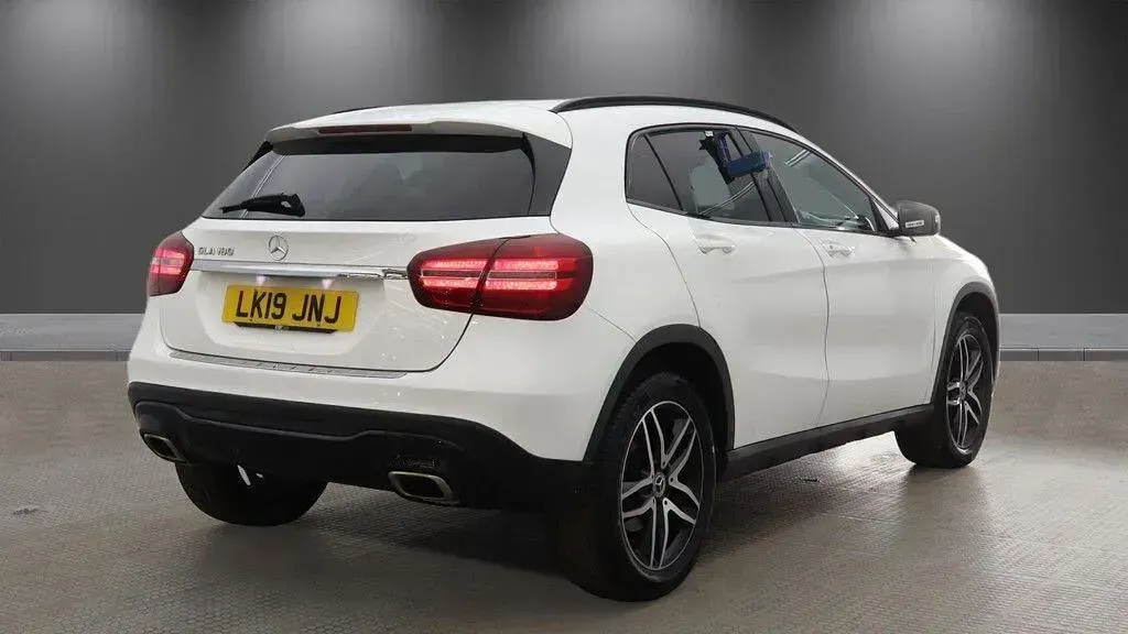 Used Mercedes GLA180 Urban 122 HP (89 kW) 2019 White SUV
