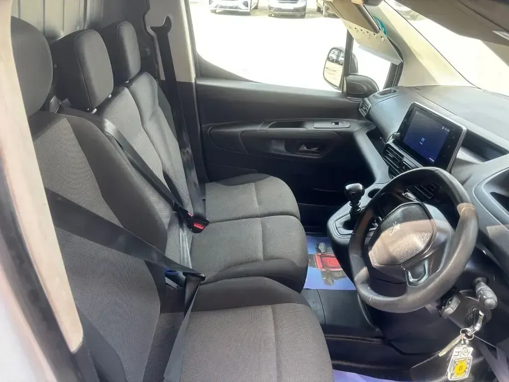 Second-hand Peugeot Partner Premium 131 CP (96 kW) 2022 Alb Monovolum