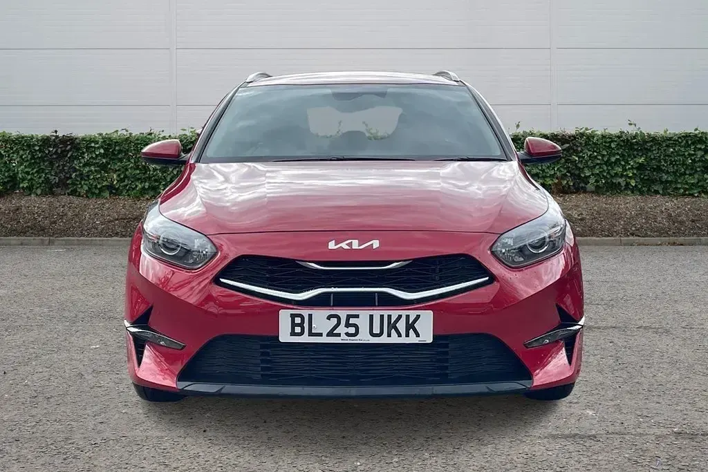 Usado Kia Ceed 138 HP (101 kW) 2025 Vermelho Citadino