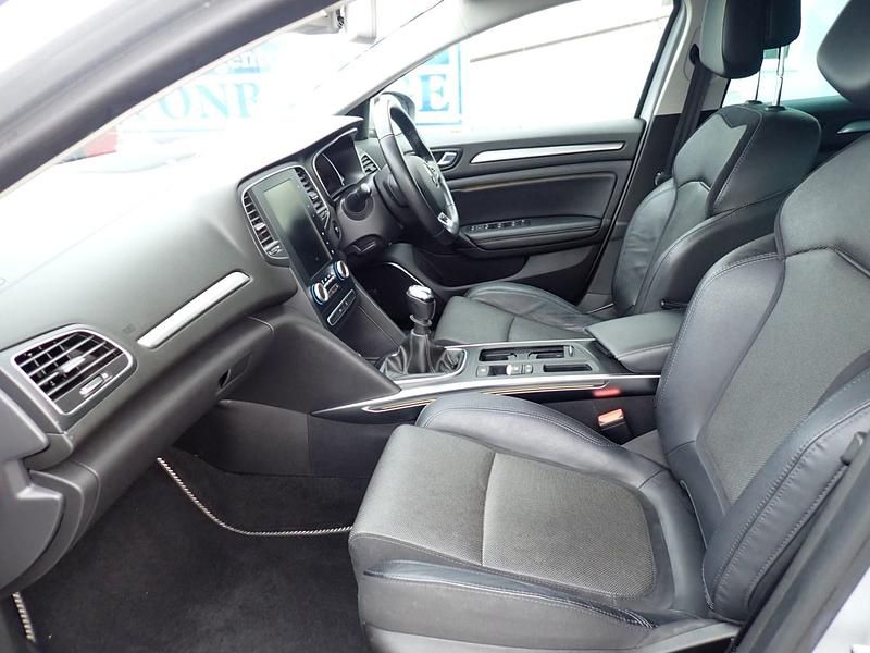 Used Renault Mégane IV Signature 130 HP (95 kW) 2018 Silver Hatchback