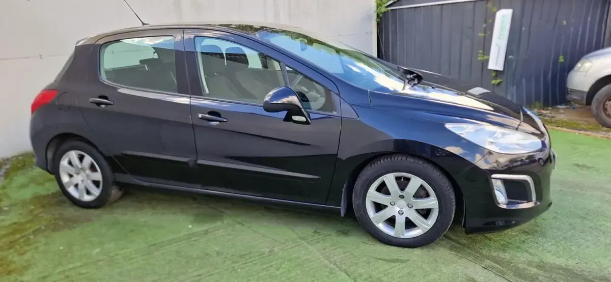 Second-hand Peugeot 308 Active 92 CP (67 kW) 2013 Negru Hatchback