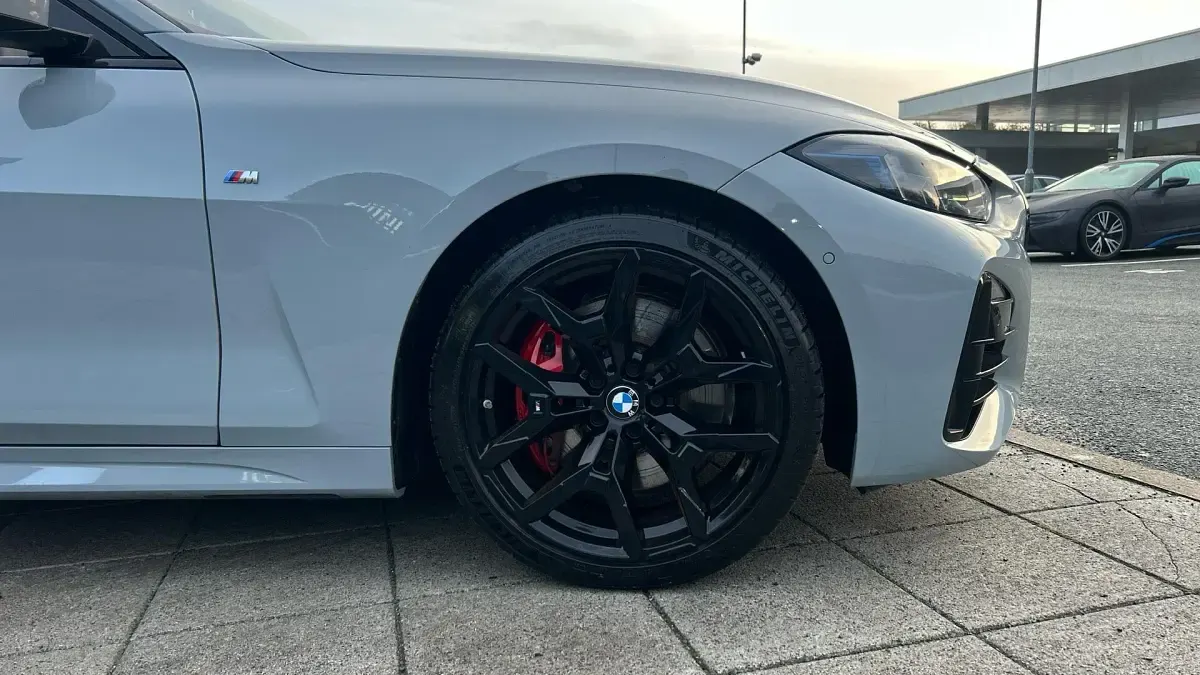 Usado BMW 420 M Sport 181 HP (133 kW) 2025 Cinzento Cabrios