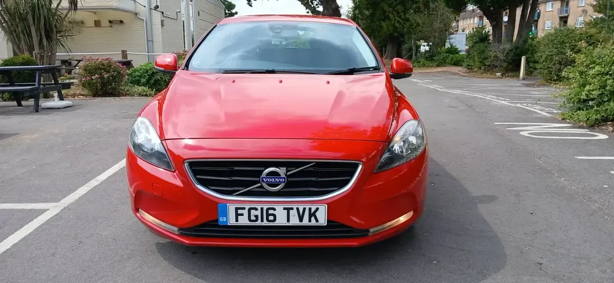 Used Volvo V40 SE 120 HP (88 kW) 2016 Red Hatchback