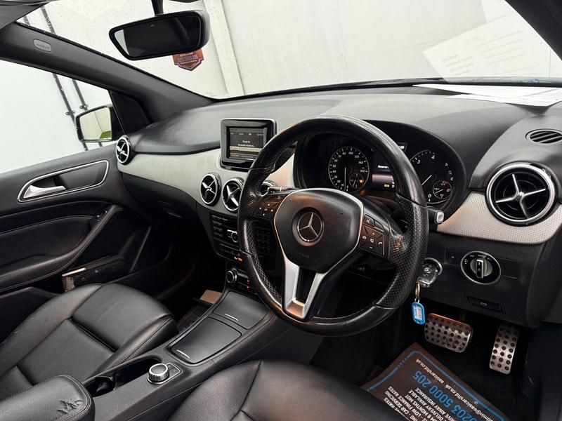 Begagnad Mercedes B180 109 HK (80 kW) 2014 Svart Minibuss