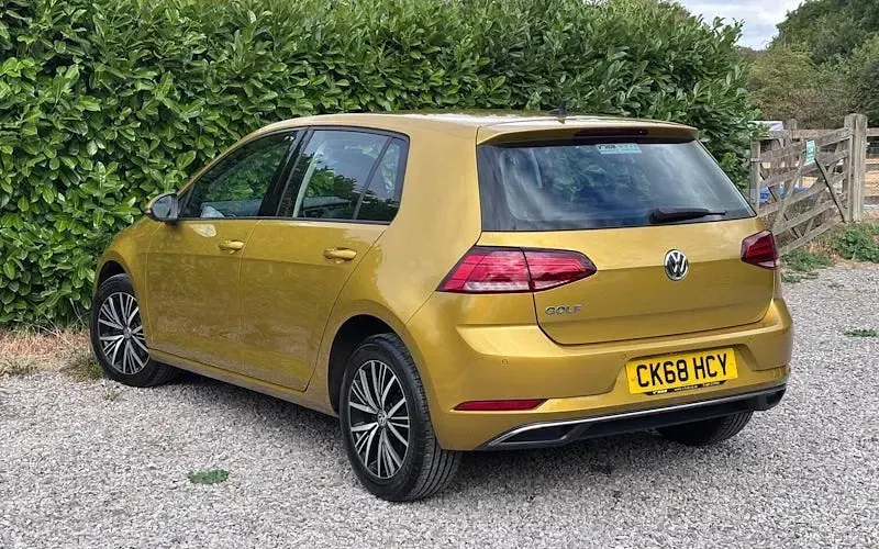 Used VW Golf VII SE 110 HP (80 kW) 2018 Yellow Hatchback
