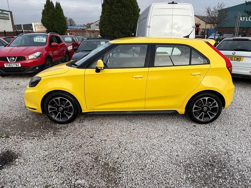 Usado MG MG3 106 HP (77 kW) 2015 Amarelo Citadino