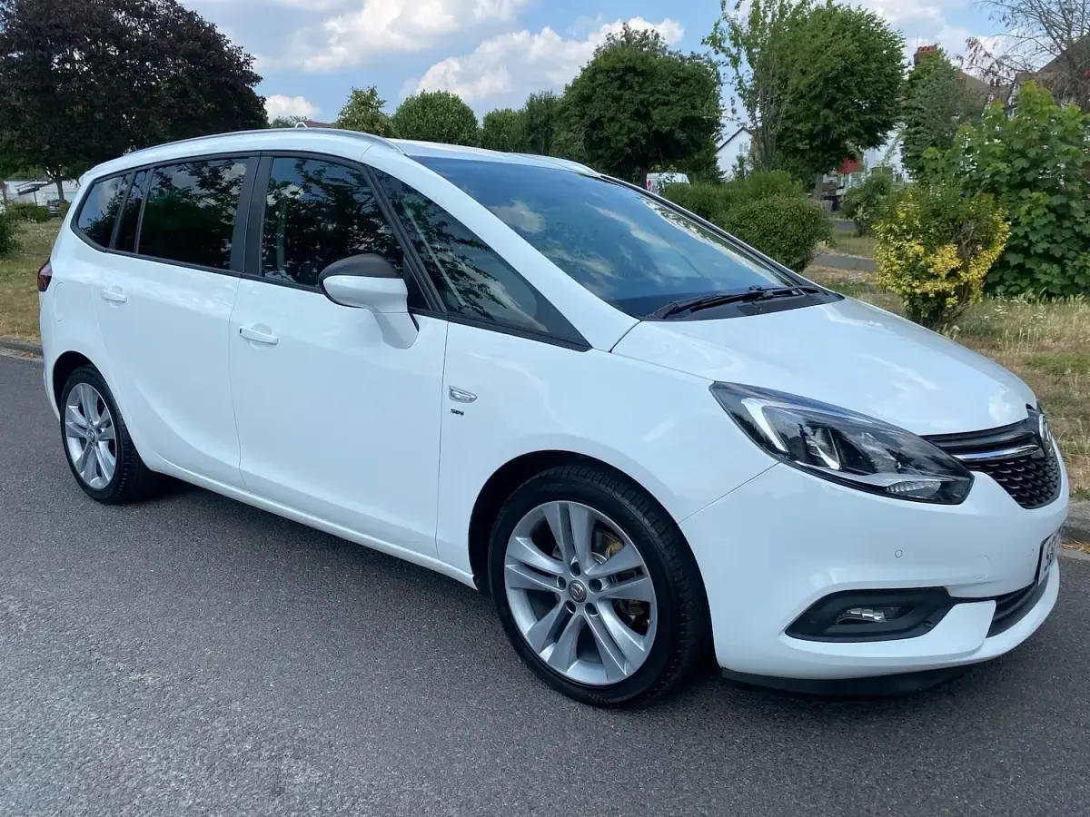 Used Vauxhall Zafira Tourer SRi 140 HP (102 kW) 2017 White MPV