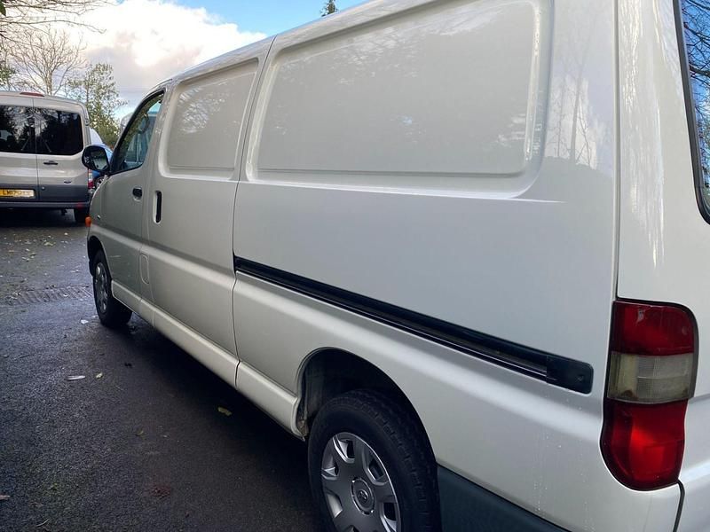 Used Toyota HiAce 88 HP (64 kW) 2004 White Van