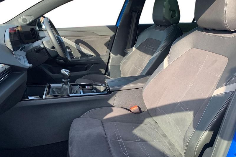 Used Vauxhall Astra Ultimate 130 HP (95 kW) 2024 Blue Hatchback