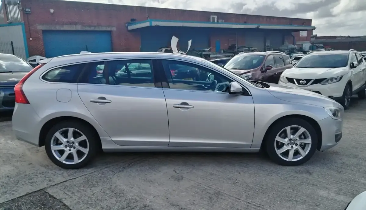 Used Volvo V60 SE Lux 115 HP (84 kW) 2015 Silver Estate