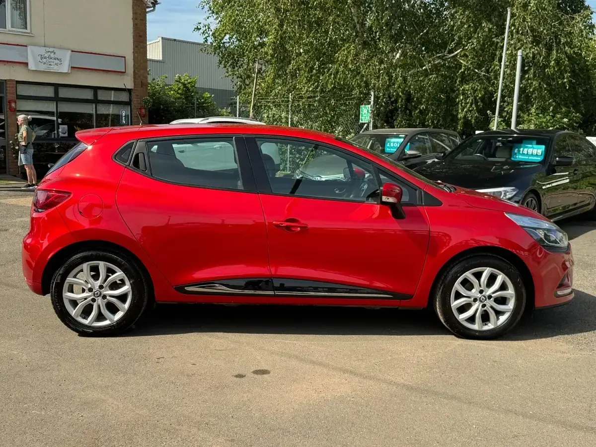 Used Renault Clio IV Dynamique 2017 Red Hatchback
