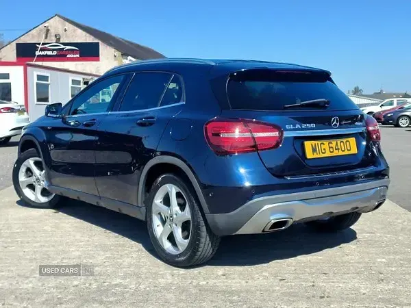 Usado Mercedes GLA250 Premium Plus 211 HP (155 kW) 2018 Azul SUV