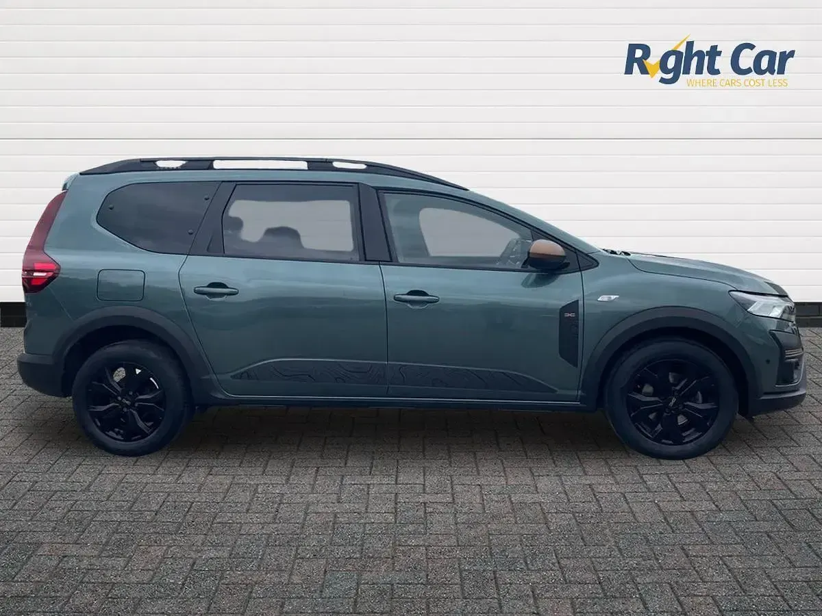 Used Dacia Jogger Extreme 110 HP (80 kW) 2024 Green MPV