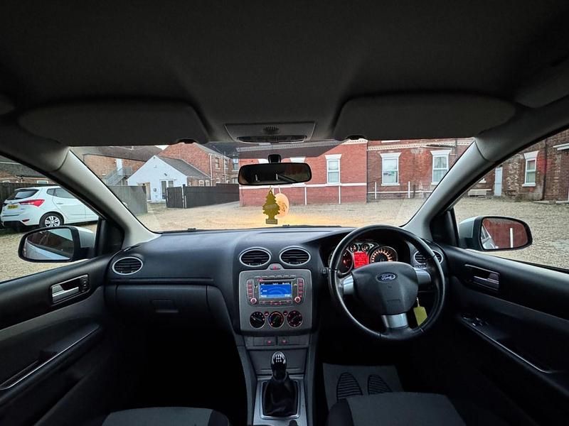 Used Ford Focus Zetec 110 HP (80 kW) 2011 Silver Hatchback