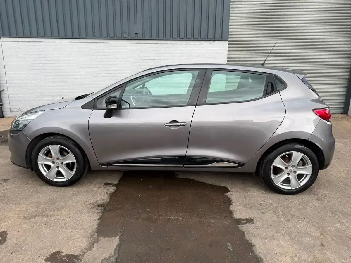 Used Renault Clio Dynamique 90 HP (66 kW) 2015 Grey Hatchback