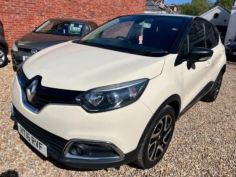 Used Renault Captur Dynamique 90 HP (66 kW) 2016 Cream/black SUV