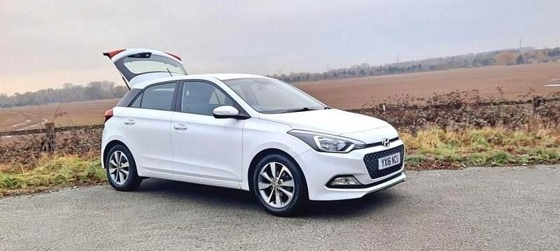 Used Hyundai i20 SE 84 HP (61 kW) 2016 White Hatchback