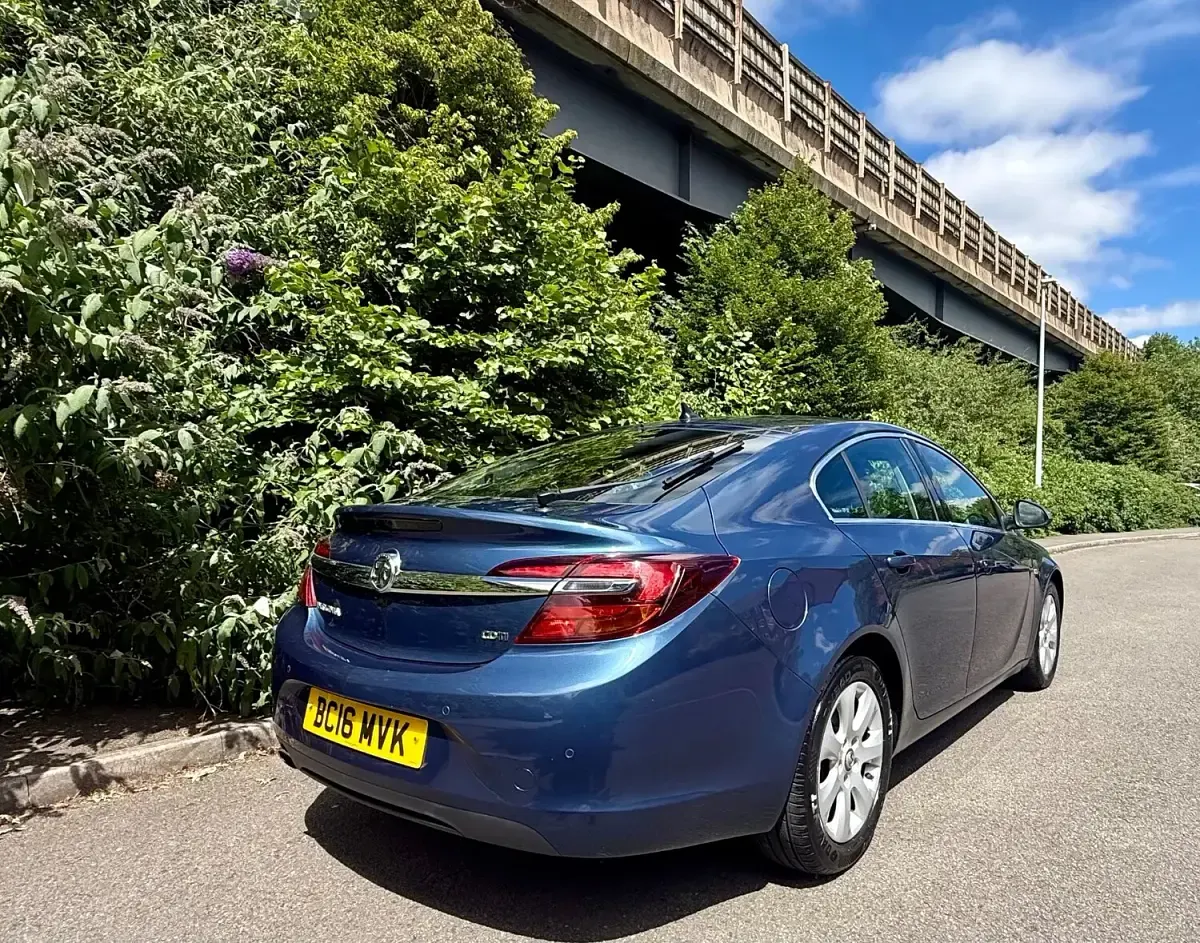 Used Vauxhall Insignia 170 HP (125 kW) 2016 Blue Hatchback