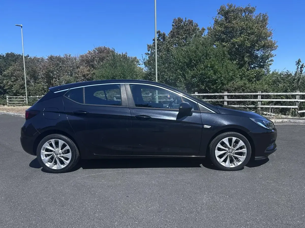 Used Vauxhall Astra Design Edition 125 HP (91 kW) 2016 Black Hatchback