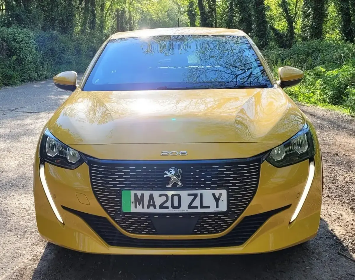 Usado Peugeot e-208 Allure 100 kW (136 CV) 2020 Amarillo Utilitario