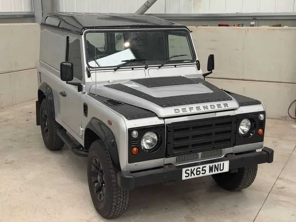 Used Land Rover Defender 122 HP (89 kW) 2015 Silver SUV