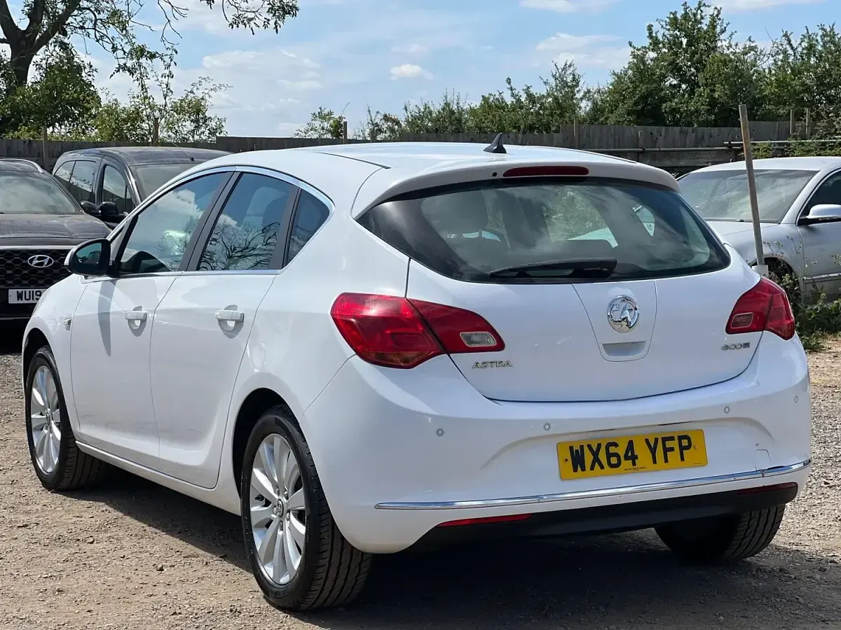 Used Vauxhall Astra 136 HP (100 kW) 2014 White Hatchback