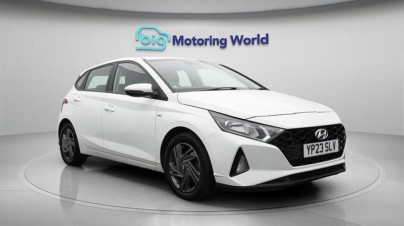 Used Hyundai i20 SE 100 HP (73 kW) 2023 White Hatchback