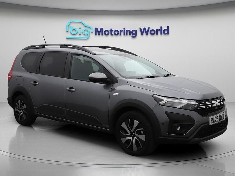 Grey New 2025 Dacia Jogger Expression MPV | £20,524 (Fair price) - Image 1/4
