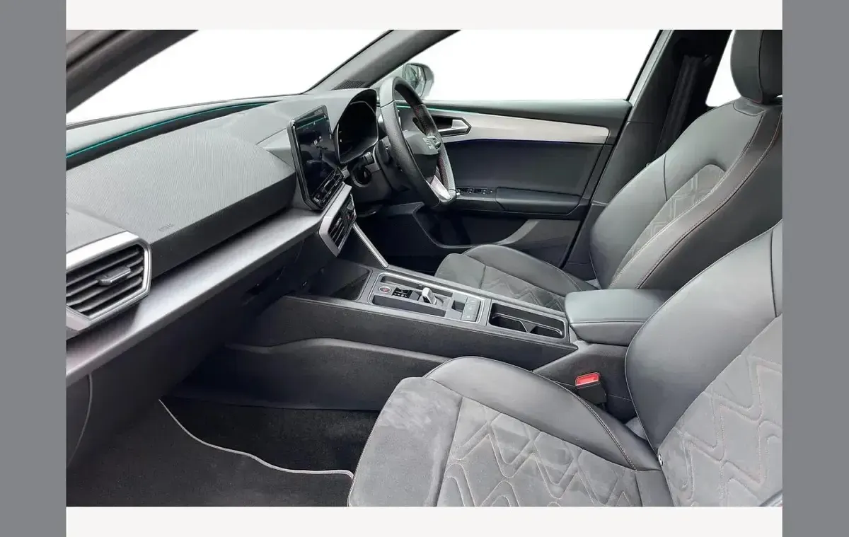 Used Seat Leon FR Sport 150 HP (110 kW) 2024 White Estate