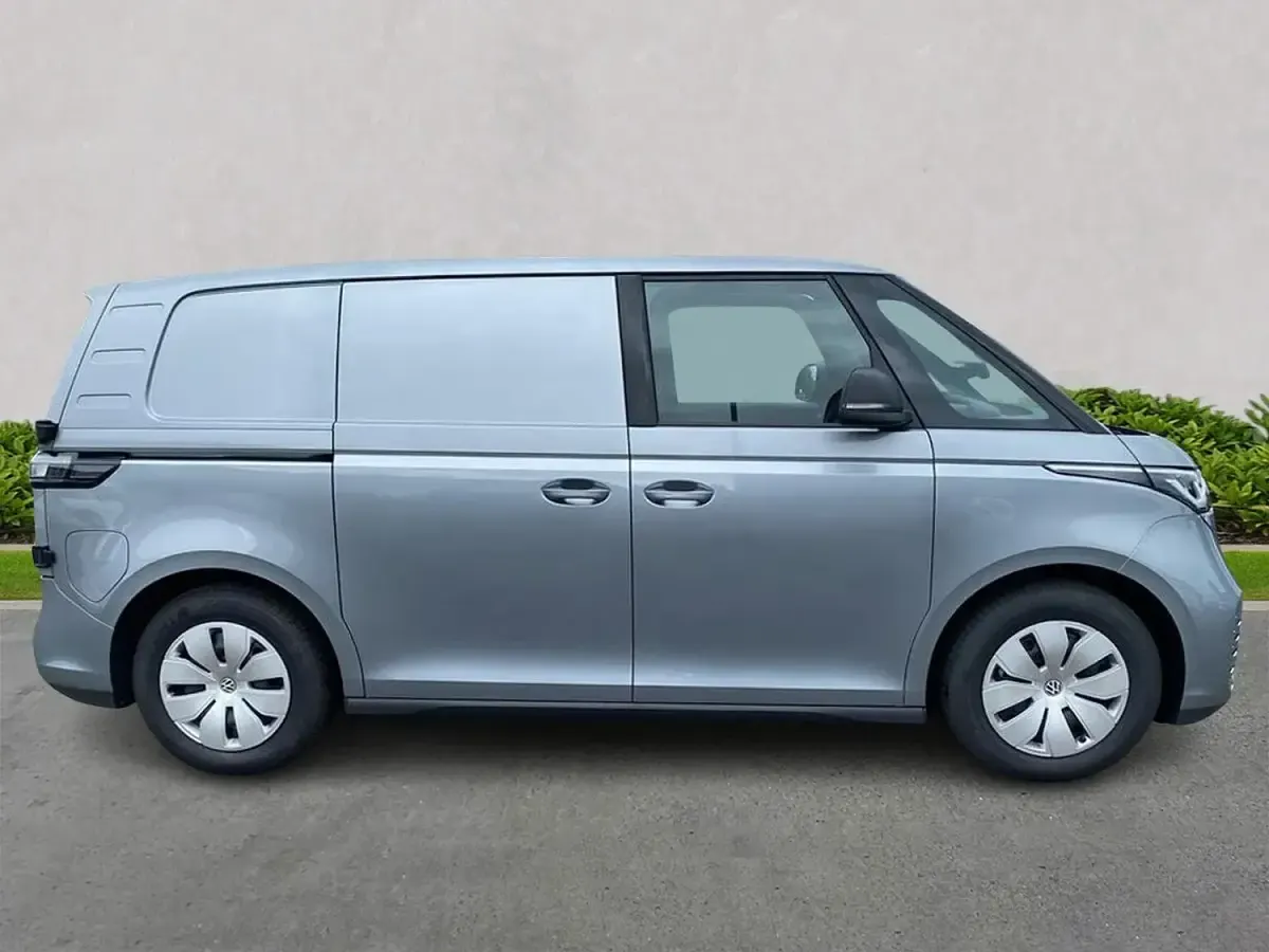 Usado VW ID. Buzz 210 kW (286 CV) 2025 Plateado Monovolumen