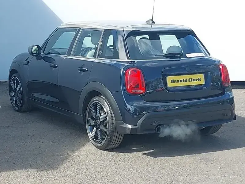 Usado Mini Cooper Exclusive 136 HP (100 kW) 2021 Preto Citadino