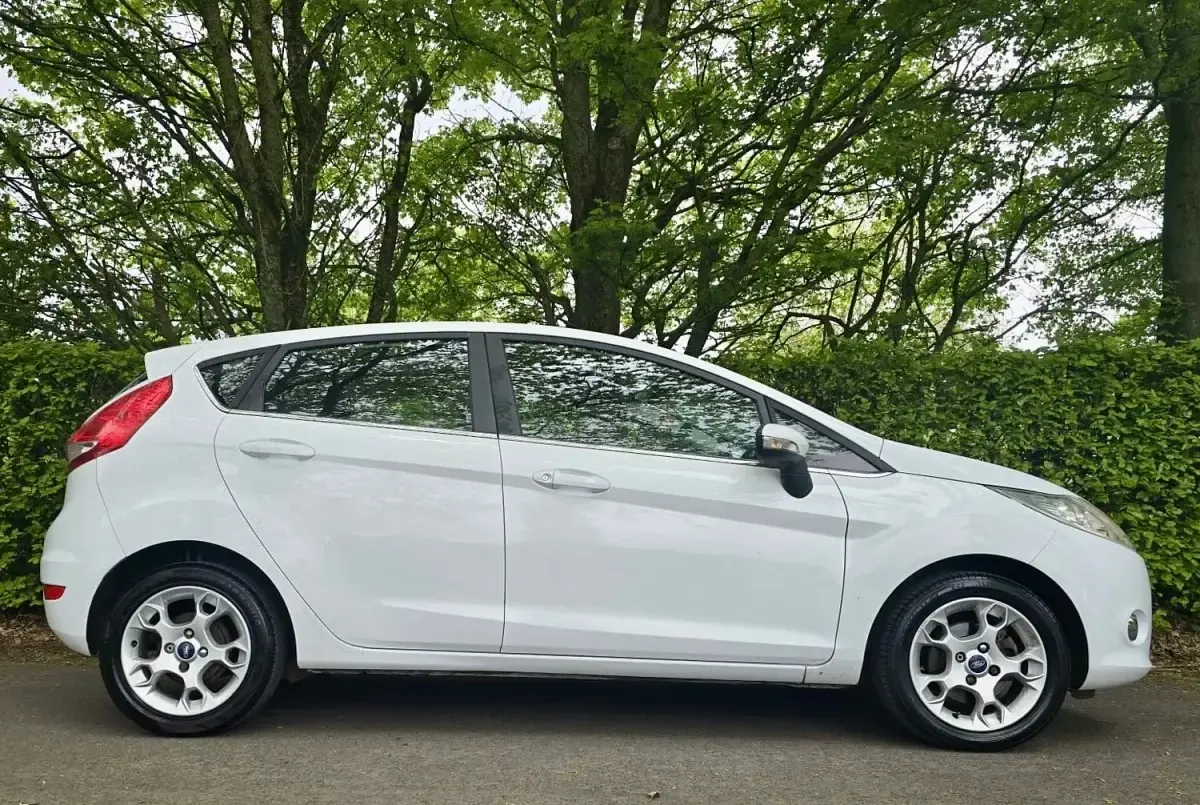 Usado Ford Fiesta Zetec 82 HP (60 kW) 2012 Branco Citadino