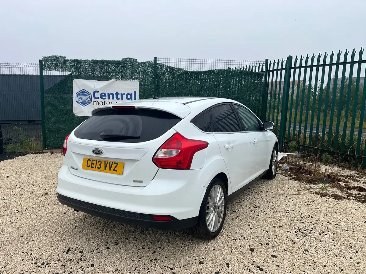 Used Ford Focus Zetec 2013 White Hatchback