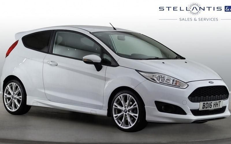Used Ford Fiesta Zetec 125 HP (91 kW) 2016 White Hatchback