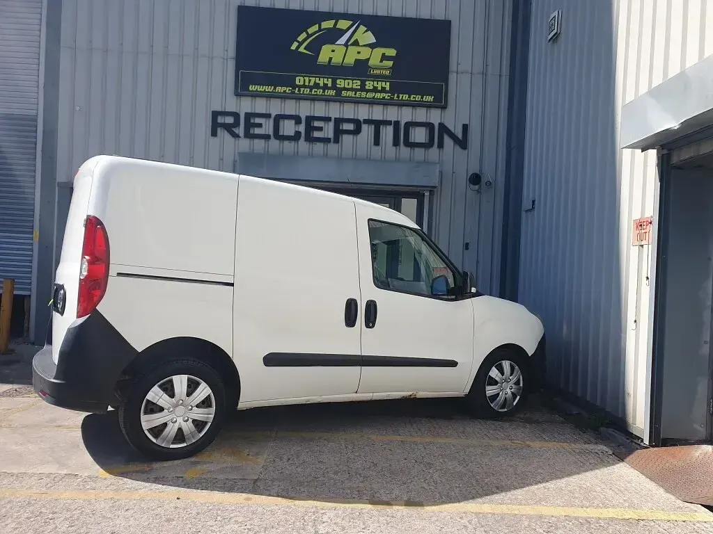 Used Vauxhall Combo 95 HP (69 kW) 2017 White MPV