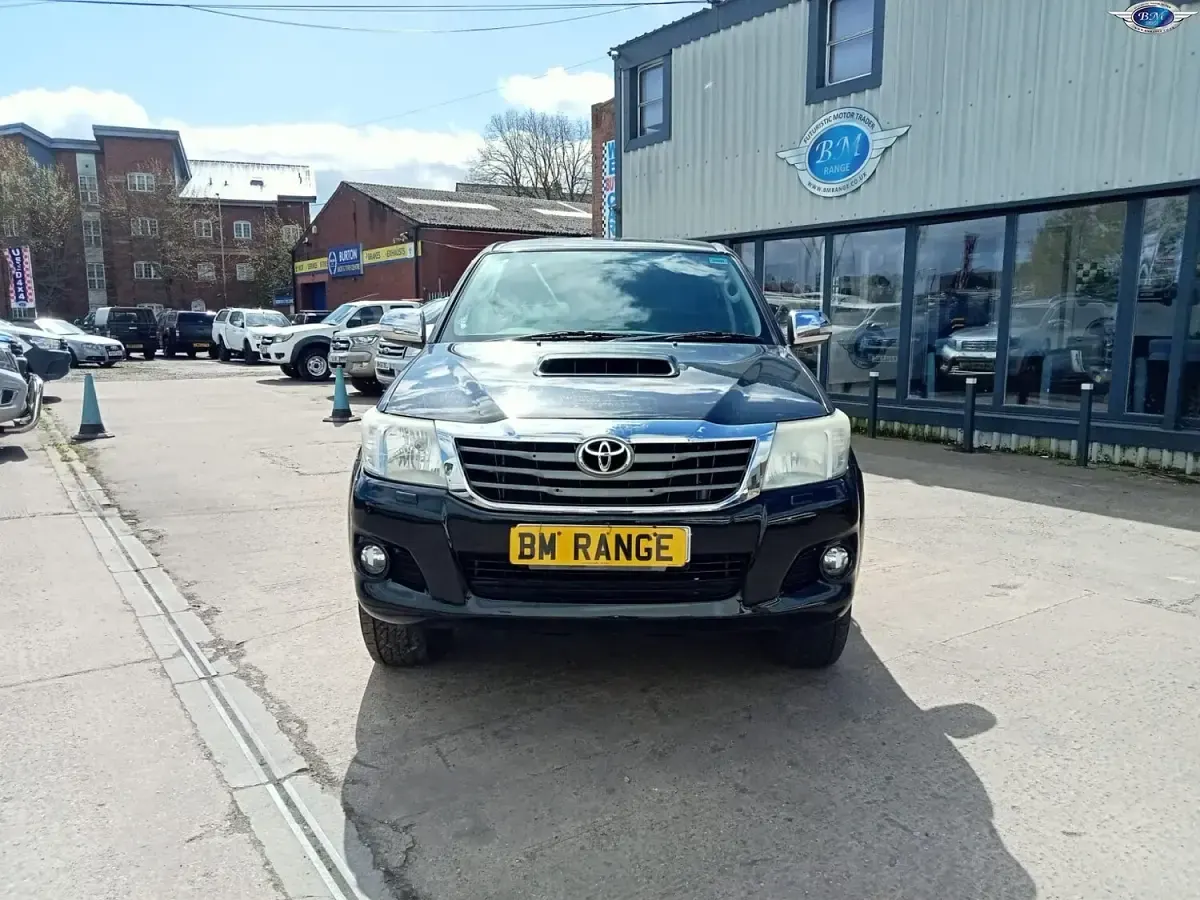 Used Toyota HiLux 171 HP (125 kW) 2013 Black Pickup