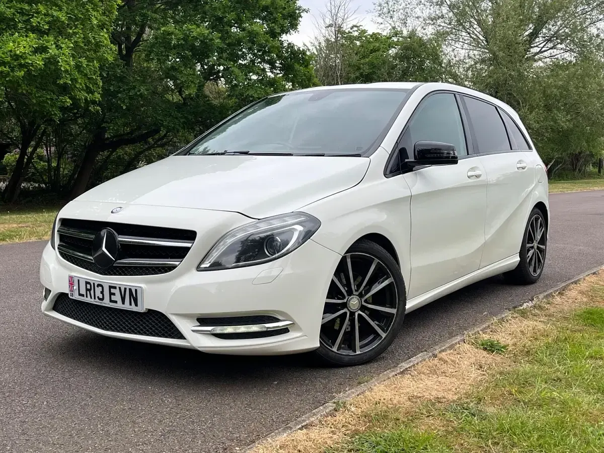 Used Mercedes B180 2013 White Hatchback