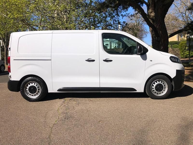 Used Vauxhall Vivaro 100 HP (73 kW) 2023 White MPV