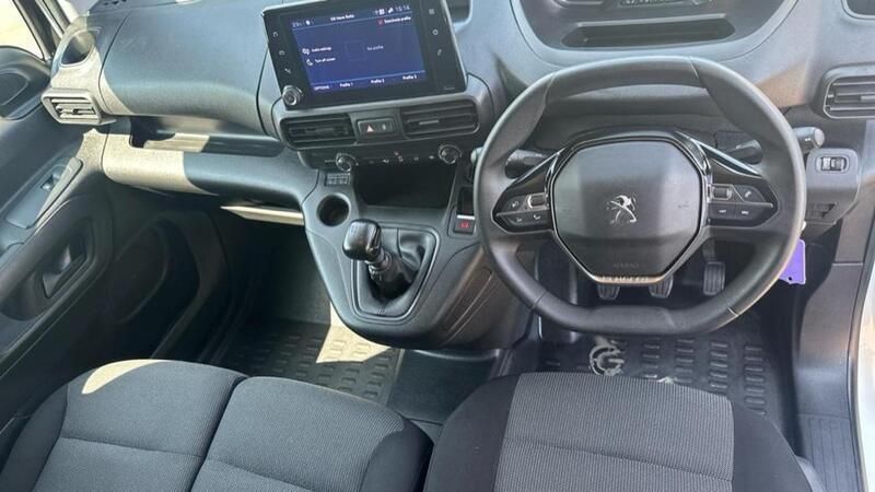 White Used 2022 Peugeot Partner Premium MPV | £9,995 (Super price) - Image 1/4