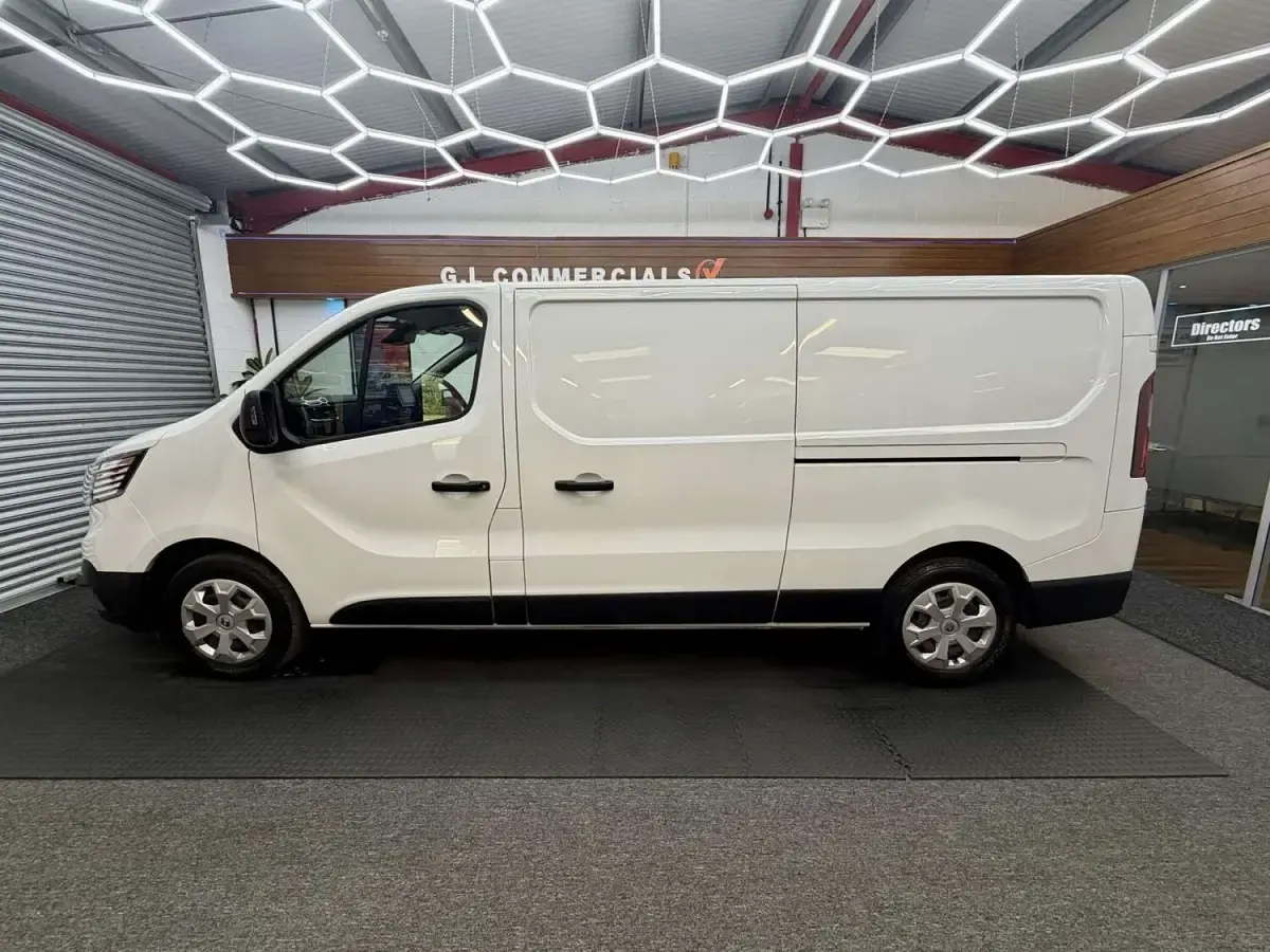 Used Renault Trafic 130 HP (95 kW) 2023 White MPV