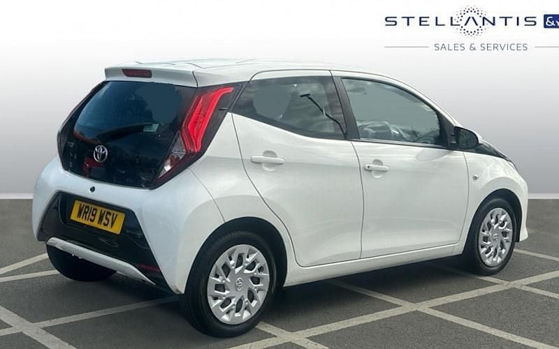 Used Toyota Aygo X-play 72 HP (52 kW) 2019 White Hatchback