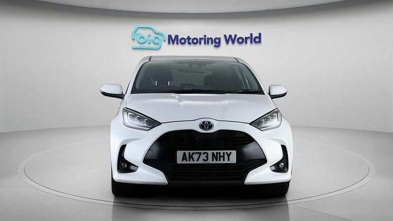Used Toyota Yaris Hybrid Design 116 HP (85 kW) 2023 White Hatchback